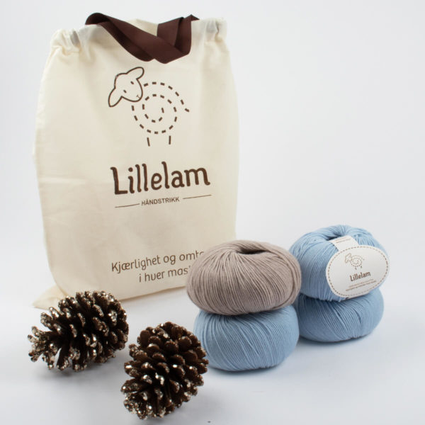 Lillelam_Strikkepakke_lyseblå